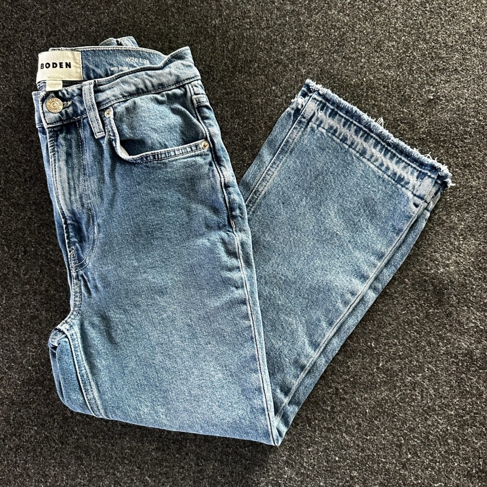 Boden Mid Rise Baby Kick Jeans W26 L28 Blue Raw Frayed Hem Cropped Denim